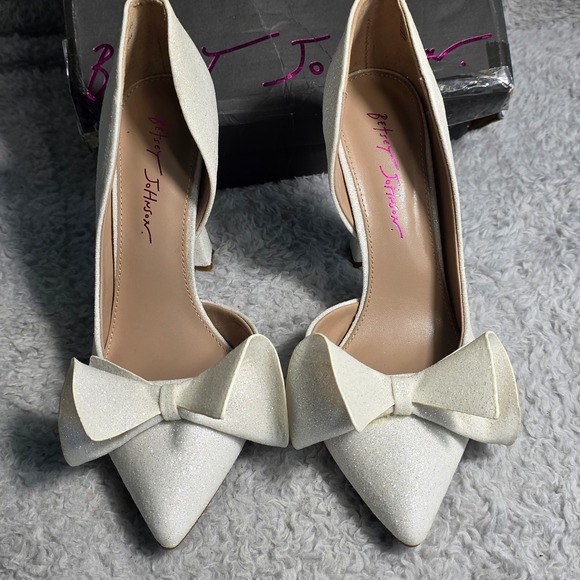 Betsey Johnson White Iridescent Sculpted Bow Heels Pumps Wedding Bridal 9M NEW - Picture 5 of 11